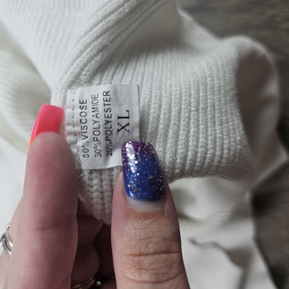 Size XL White Oversized Knit Sweater - Picture 4 of 4